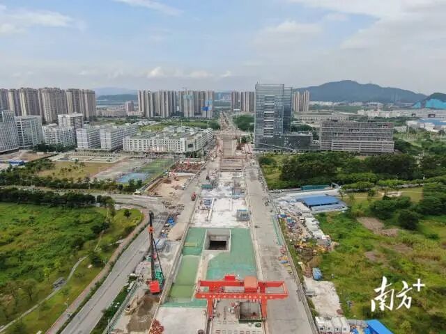 南中城际香山站建设中。